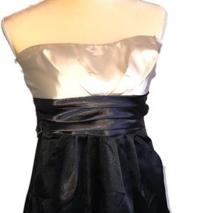 3/$25 Speechless strapless dress size 9 pockets